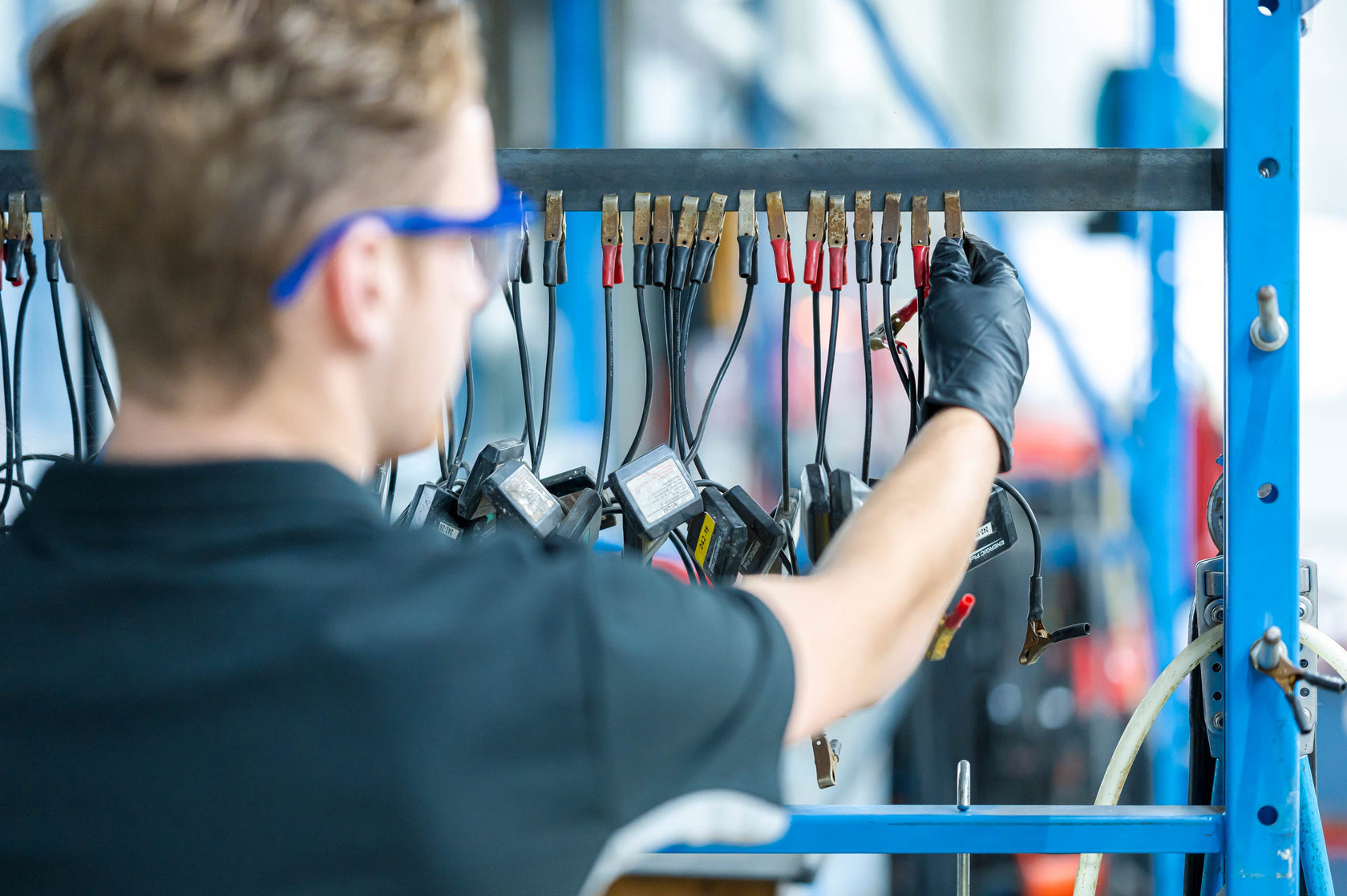Man pakt meetsensoren van bord voor regeneratie