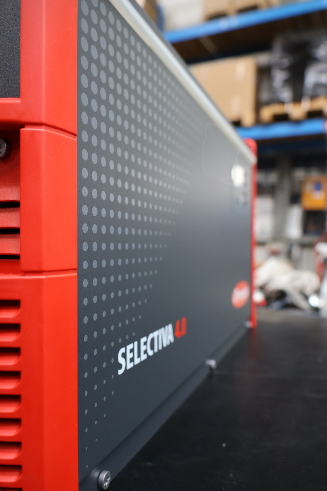 Fronius Selectiva 4.0 HF acculader in zijaanzicht voor tractiebatterijen
