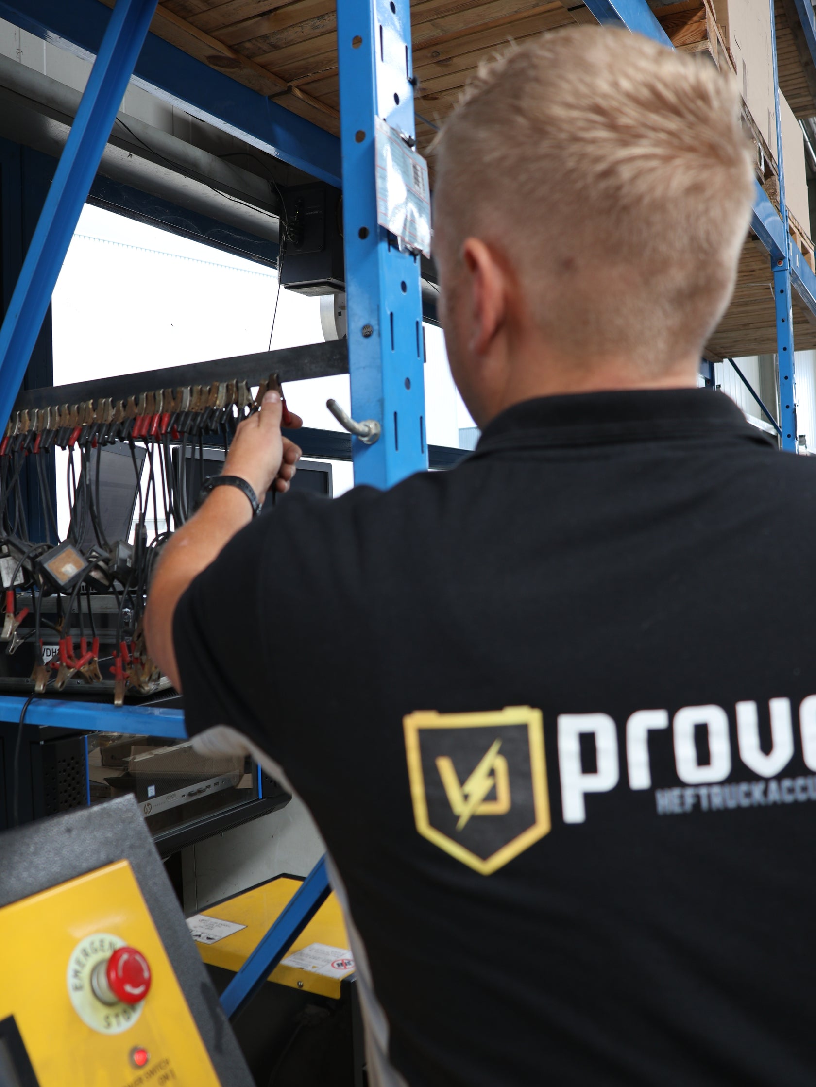Monteur is de voorbereiding aan het doen voor het regeneren van een batterij